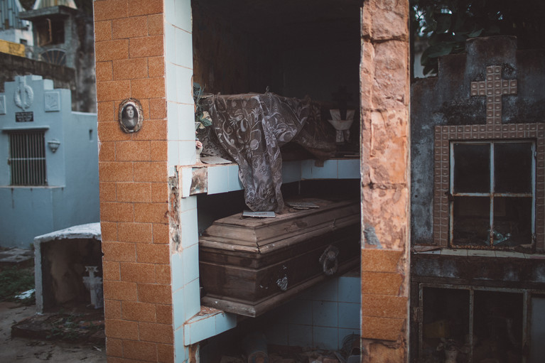 The Recoleta's Grave Robbers - Aurélien Buttin - Photographer